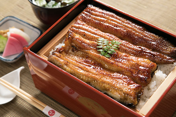 国産うなぎをふっくらと蒸しあげ、秘伝の熟成タレで炭火焼きにしております。